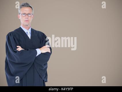 Digital composite de l'Homme juge bras croisés contre fond brun Banque D'Images