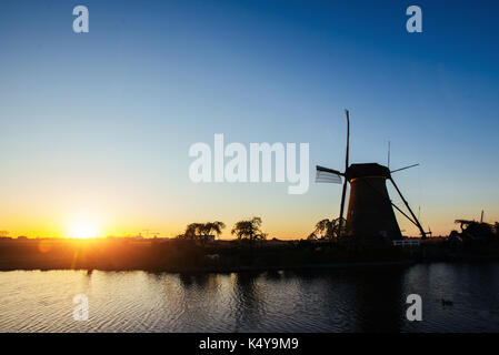 La route menant à la Dutch windmills du canal à rotterdam. holland. Banque D'Images