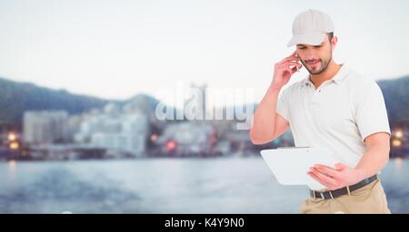 Digital composite de l'homme livraison sur le téléphone contre l'horizon flou Banque D'Images