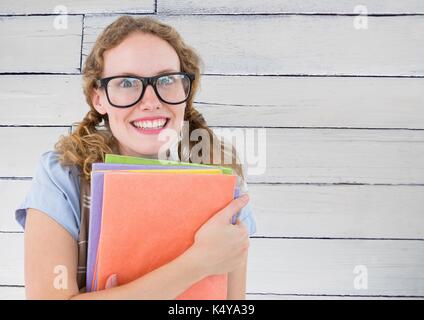 Digital composite de Nerd femme avec books contre panneau blanc Banque D'Images