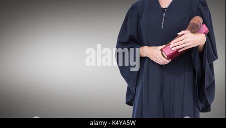 Digital composite de femme juge mid section avec réserve et marteau contre l'arrière-plan gris Banque D'Images