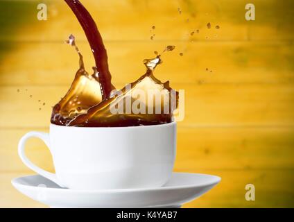 Digital composite de café est versé dans white cup contre panneau jaune floue Banque D'Images