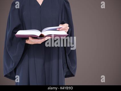 Digital composite de femme juge mid section avec livre ouvert contre fond brun Banque D'Images