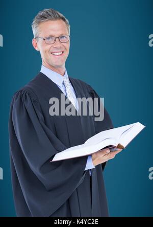 Digital composite de l'Homme juge avec livre ouvert contre fond bleu Banque D'Images