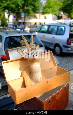 Les étals du marché d'antiquités dans le Marché aux Puces, le marché aux puces, à la Porte de Vanves à Paris Banque D'Images