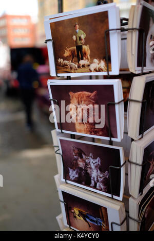 Cartes postales l'animal en vente à la Porte de Vanves et d'antiquités de la rue Marché aux puces à Paris, le Marché aux Puces Banque D'Images