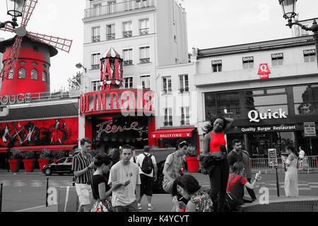 Le Moulin Rouge cabaret club au Boulevard de Clichy, Pigalle Montmartre, Paris avec la couleur rouge conservés sur un fond noir et blanc Banque D'Images