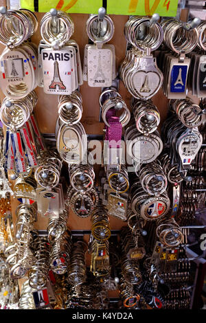 Souvenirs en vente à nuit à Montmartre, Paris Banque D'Images