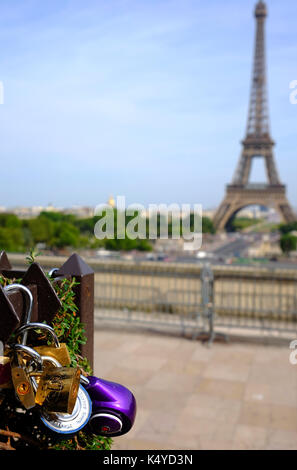 Serrures de l'amour près de la Tour Eiffel à Paris Banque D'Images