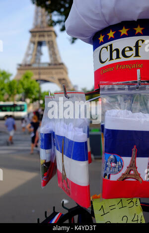 Des souvenirs pour touristes en vente près de la Tour Eiffel à Paris sur une journée d'été