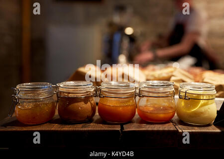 Pots de confiture artisanale ou de sauce à l'épicerie Banque D'Images