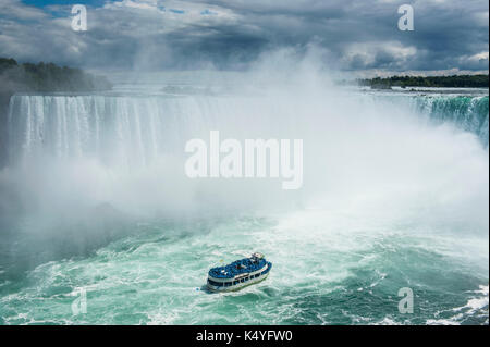 Bateau de tourisme dans la brume des chutes Horseshoe, Canadian Falls, Niagara Falls, Ontario, canada Banque D'Images