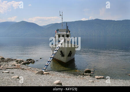 Bateau sur le lac teletskoye Banque D'Images