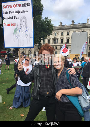 Londres, Royaume-Uni, 6 septembre 2017 des milliers d'infirmières, de membres du public et d'autres travailleurs de la santé de tout le Royaume-Uni se sont réunis sur la place du Parlement pour protester contre le plafond de rémunération du gouvernement. Bridget Catterall/Alamy Live News Banque D'Images