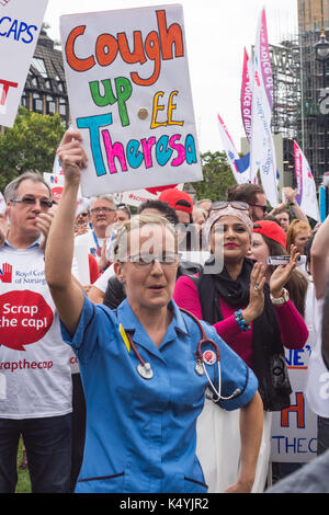 Londres, Royaume-Uni, 6 septembre 2017 des milliers d'infirmières, de membres du public et d'autres travailleurs de la santé de tout le Royaume-Uni se sont réunis sur la place du Parlement pour protester contre le plafond de rémunération du gouvernement. Bridget Catterall/Alamy Live News Banque D'Images