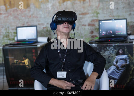 Venise, Italie. 07Th sep 2017. directeur cai mingliang vr regarde son film 'Le désert' pendant le festival du film de Venise à Venise, Italie, . avec 22 titres dans la compétition, la réalité virtuelle (VR) programme de cette année, le festival du film de Venise donné aux visiteurs trois domaines différents de l'expérience de la nouvelle technologie : premièrement, un théâtre de 50 places où ils pourraient bénéficier de projections sur des chaises blanches en rotation permettant une vision à 360 degrés. Deuxièmement, stand up d'oculus à regarder travaux interactifs ; et enfin, d'installations. Quelque 3 000 visiteurs ont été enregistrés jusqu'à septembre. source : Xinhua/Alamy Banque D'Images