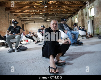 Venise, Italie. 07Th sep 2017. directeur cai mingliang pose pour une photo dans le théâtre vr au cours de la Mostra de Venise, Italie, . avec 22 titres dans la compétition, la réalité virtuelle (VR) programme de cette année, le festival du film de Venise donné aux visiteurs trois domaines différents de l'expérience de la nouvelle technologie : premièrement, un théâtre de 50 places où ils pourraient bénéficier de projections sur des chaises blanches en rotation permettant une vision à 360 degrés. Deuxièmement, stand up d'oculus à regarder travaux interactifs ; et enfin, d'installations. Quelque 3 000 visiteurs ont été enregistrés jusqu'à septembre. source : Xinhua/Alamy Banque D'Images