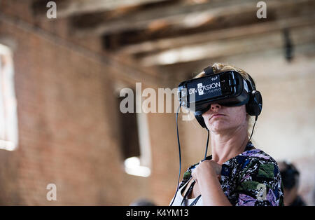 Venise, Italie. 07Th nov, 2017. Un visiteur regarde vr préalables au cours de la Mostra de Venise, Italie, . avec 22 titres dans la compétition, la réalité virtuelle (VR) programme de cette année, le festival du film de Venise donné aux visiteurs trois domaines différents de l'expérience de la nouvelle technologie : premièrement, un théâtre de 50 places où ils pourraient bénéficier de projections sur des chaises blanches en rotation permettant une vision à 360 degrés. Deuxièmement, stand up d'oculus à regarder travaux interactifs ; et enfin, d'installations. Quelque 3 000 visiteurs ont été enregistrés jusqu'à septembre. source : Xinhua/Alamy live news Banque D'Images