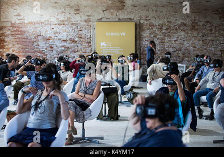 Venise, Italie. 07Th sep 2017. Les visiteurs vr préalables au cours de la Mostra de Venise, Italie, . avec 22 titres dans la compétition, la réalité virtuelle (VR) programme de cette année, le festival du film de Venise donné aux visiteurs trois domaines différents de l'expérience de la nouvelle technologie : premièrement, un théâtre de 50 places où ils pourraient bénéficier de projections sur des chaises blanches en rotation permettant une vision à 360 degrés. Deuxièmement, stand up d'oculus à regarder travaux interactifs ; et enfin, d'installations. Quelque 3 000 visiteurs ont été enregistrés jusqu'à sept. 4, selon les organisateurs de festivals. crédit : XINHUA Banque D'Images