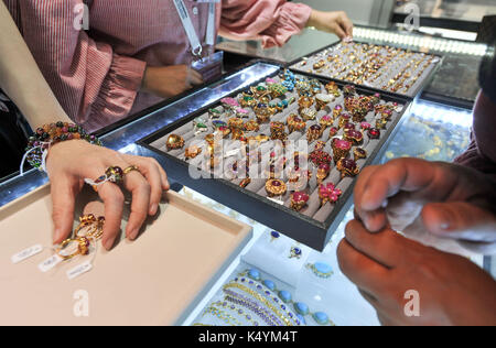 (170907) -- yinchuan, sept. 7, 2017 (Xinhua) -- sélectionner les visiteurs au cours de la Chine bijoux-arab states expo à Yinchuan, capitale de la Chine du nord-ouest de la région autonome du Ningxia hui, sept. 7, 2017. (Xinhua/li renzi) (wyo) Banque D'Images