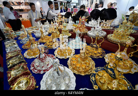 (170907) -- yinchuan, sept. 7, 2017 (Xinhua) -- les visiteurs voir l'artisanat de la Russie au cours de l'expo Chine-pays arabes à Yinchuan, capitale de la Chine du nord-ouest de la région autonome du Ningxia hui, sept. 7, 2017. (Xinhua/li ran) (wyo) Banque D'Images