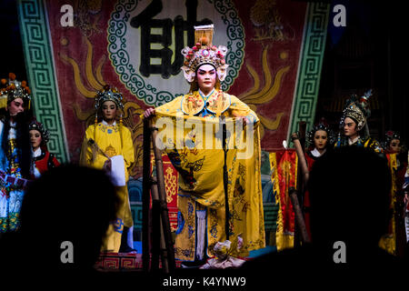 Hong Kong. 12Th mar, 2017. un opéra traditionnel Chiu Chow joue sur la scène pendant le mois de l'esprit affamé festival. l'esprit affamé yu lan, festival, est un festival de la Chine ancienne, on croit que les esprits sont autorisés à retourner dans le monde des humains et de rester pendant un mois. certaines des principales activités du festival : payer égards aux fantômes affamés et opéra pour les esprits. Il est reconnu comme faisant partie de la Chine du patrimoine culturel immatériel. crédit : Keith tsuji/zuma/zumapress.com/alamy fil live news Banque D'Images