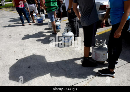 Davie, FL, USA. 30Th jun 2017. fl-hurriane-irma-prep-20170907-propane-2 sous forme de longues lignes à l'extérieur de la station-service exxon sur la State Road 84 et 130e avenue pour remplir leurs réservoirs de propane jeudi dans davie avant que l'ouragan irma éventuellement hits south Florida.taimy alvarez/sun sentinel : crédit-sun sentinel/zuma/Alamy fil live news Banque D'Images