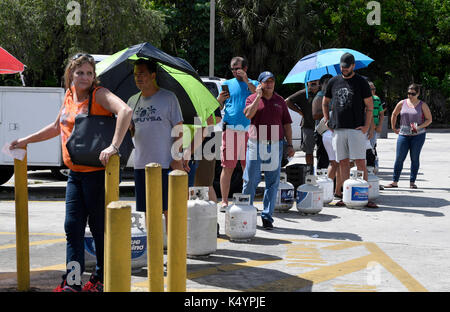 Davie, FL, USA. 30Th jun 2017. fl-hurriane-irma-prep-20170907-propane-3.de longues lignes forme à l'extérieur de la station-service exxon sur la State Road 84 et 130e avenue pour remplir leurs réservoirs de propane jeudi dans davie avant que l'ouragan irma éventuellement hits south Florida.taimy alvarez/sun sentinel : crédit-sun sentinel/zuma/Alamy fil live news Banque D'Images