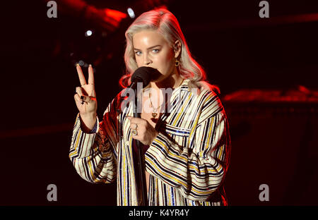 Anne-marie singer fonctionne à la radio allemande award 2017 ('deutscher radiopreis') à la salle de concert elbphilharmonie à Hambourg, Allemagne, 7 septembre 2017. Le prix pour les producteurs de radio est attribué pour la 8ème fois. photo : daniel reinhardt/dpa Banque D'Images