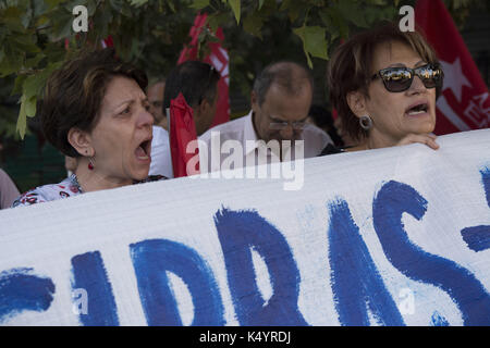 Athènes, Grèce. Sep 7, 2017 manifestants tenir. bannières et crier des slogans contre le gouvernement et la visite du macron. gauchistes ont organisé une manifestation pour protester contre la visite d'Emmanuel macron à Athènes, ainsi que des hommes d'affaires français, puisque leur objectif est de privatiser et d'acheter les actifs grecs. crédit : nikolas georgiou/zuma/Alamy fil live news Banque D'Images