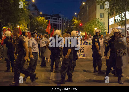 Athènes, Grèce. Sep 7, 2017. La police anti-émeute escort le mars. Les gauchistes ont organisé une manifestation pour protester contre la visite d'Emmanuel macron à Athènes, ainsi que des hommes d'affaires français, puisque leur objectif est de privatiser et d'acheter les actifs grecs. crédit : nikolas georgiou/zuma/Alamy fil live news Banque D'Images