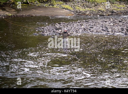 Afjord, nord-trondelag (Norvège). 8e août 2017. beaucoup de pêcheur de mouche d'associer leur propre conception de mouches qu'elles apparaissent comme les insectes locaux ou des bugs afin d'attirer le poisson. dans la photo une main liée fly appelé ''otter numéro un. crédit : david bro/zuma/Alamy fil live news Banque D'Images