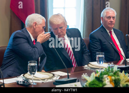 Washington DC, États-Unis. 7 septembre 2017. Le vice-président des États-Unis, Mike Pence, a conduit le président américain Donald J. Trump lors d'une réunion avec Amir Sabah al-Ahmed al-Jaber al-Sabah du Koweït (non vu) à la Maison Blanche à Washington, DC, le 7 septembre 2017. Crédit: Chris Kleponis/Pool via CNP /MediaPunch crédit: MediaPunch Inc/Alay Live News Banque D'Images