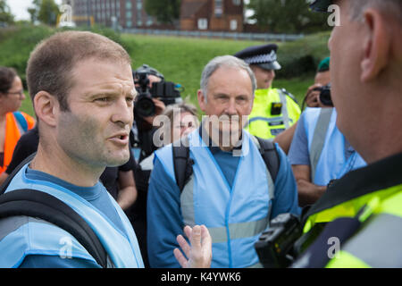 Londres, Royaume-Uni. Sep 7, 2017. Ben Griffin invite un policier à rejoindre les anciens combattants pour la paix dans la mise en place d'un point de contrôle pour permettre des recherches d'armes interdits d'être livrés par camion à l'ExCel Centre pour la semaine au salon DSEI foire aux armements. Credit : Mark Kerrison/Alamy Live News Banque D'Images