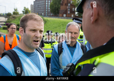 Londres, Royaume-Uni. Sep 7, 2017. Ben Griffin invite un policier à rejoindre les anciens combattants pour la paix dans la mise en place d'un point de contrôle pour permettre des recherches d'armes interdits d'être livrés par camion à l'ExCel Centre pour la semaine au salon DSEI foire aux armements. Credit : Mark Kerrison/Alamy Live News Banque D'Images