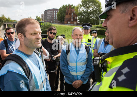 Londres, Royaume-Uni. Sep 7, 2017. Ben Griffin invite un policier à rejoindre les anciens combattants pour la paix dans la mise en place d'un point de contrôle pour permettre des recherches d'armes interdits d'être livrés par camion à l'ExCel Centre pour la semaine au salon DSEI foire aux armements. Credit : Mark Kerrison/Alamy Live News Banque D'Images