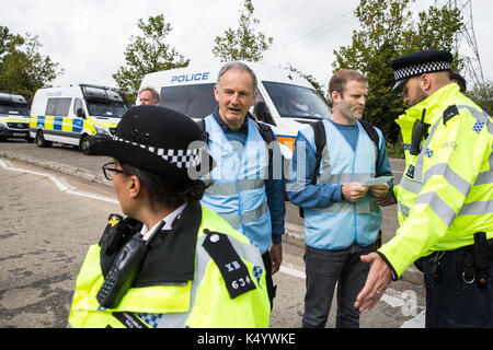 Londres, Royaume-Uni. Sep 7, 2017. Ben Griffin invite un policier à rejoindre les anciens combattants pour la paix dans la mise en place d'un point de contrôle pour permettre des recherches d'armes interdits d'être livrés par camion à l'ExCel Centre pour la semaine au salon DSEI foire aux armements. Credit : Mark Kerrison/Alamy Live News Banque D'Images