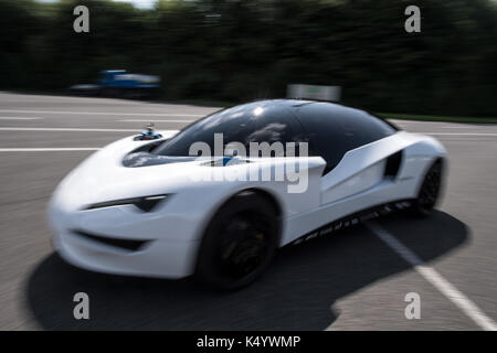 Aix-la-chapelle, Allemagne. Du 1er septembre 2017. La recherche sur une voiture speede test track à Aix-la-chapelle, Allemagne, 1 septembre 2017. photo : Federico gambarini/dpa/Alamy live news Banque D'Images