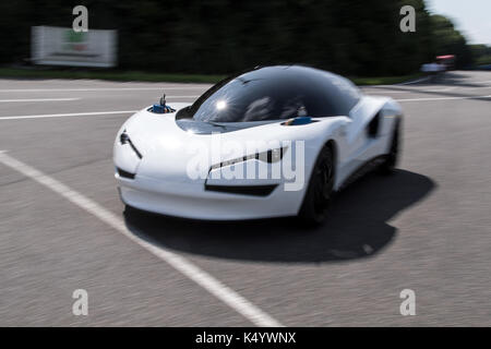 Aix-la-chapelle, Allemagne. Du 1er septembre 2017. La recherche sur une voiture speede test track à Aix-la-chapelle, Allemagne, 1 septembre 2017. photo : Federico gambarini/dpa/Alamy live news Banque D'Images