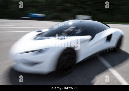 Aix-la-chapelle, Allemagne. Du 1er septembre 2017. La recherche sur une voiture speede test track à Aix-la-chapelle, Allemagne, 1 septembre 2017. photo : Federico gambarini/dpa/Alamy live news Banque D'Images