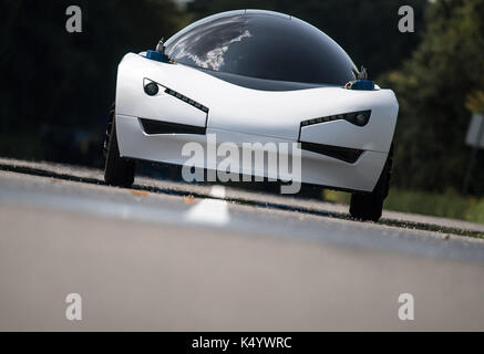 Aix-la-chapelle, Allemagne. Du 1er septembre 2017. La recherche sur une voiture speede test track à Aix-la-chapelle, Allemagne, 1 septembre 2017. photo : Federico gambarini/dpa/Alamy live news Banque D'Images
