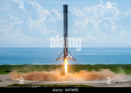 Le spacex falcon 9 première étape après les terres de fusée la U.S. Air force x-37b avion spatial en orbite à la cape canaveral spaceport heures avant l'ouragan irma arrête la région 7 septembre 2017, à Cape Canaveral, Floride. la charge utile est un mini-robot réutilisables qui pourraient rester en vol de la navette pendant des années avec des expériences à bord des clandestins. Banque D'Images