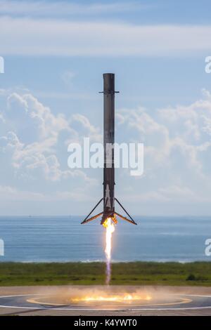 Cap Canaveral, États-Unis d'Amérique. 07Th nov, 2017. Le spacex falcon 9 première étape après les terres de fusée la U.S. Air force x-37b avion spatial en orbite à la cape canaveral spaceport heures avant l'ouragan irma arrête la région 7 septembre 2017, à Cape Canaveral, Floride. la charge utile est un mini-robot réutilisables qui pourraient rester en vol de la navette pendant des années avec des expériences à bord des clandestins. crédit : planetpix/Alamy live news Banque D'Images