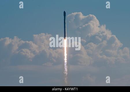 Cap Canaveral, États-Unis d'Amérique. 07Th nov, 2017. La fusée spacex falcon 9 transportant la U.S. Air force x-37b avion spatial décolle du complexe de lancement 39a au cap Canaveral spaceport heures avant l'ouragan irma arrête la région 7 septembre 2017, à Cape Canaveral, Floride. la charge utile est un mini-robot réutilisables qui pourraient rester en vol de la navette pendant des années avec des expériences à bord des clandestins. crédit : planetpix/Alamy live news Banque D'Images