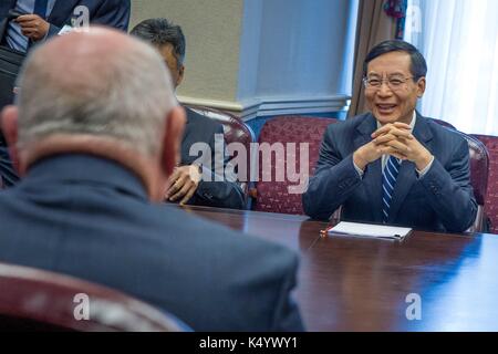 Washington, États-Unis d'Amérique. 07Th sep 2017. ministre de la fda chinois bi jingquan lors des discussions avec le secrétaire du ministère de l'agriculture des États-Unis sonny perdue sur la sécurité alimentaire au ministère de l'agriculture Le 7 septembre 2017, à Washington, DC : planetpix crédit/Alamy live news Banque D'Images