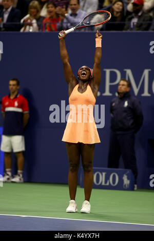 New York, États-Unis. 07Th Nov, 2017. US Open de Tennis : New York, 7 septembre, 2017 - Sloane Stephens de l'United States célèbre sa victoire finale sur les autres semi-Américaine Venus Williams à l'US Open à Flushing Meadows, New York. Crédit : Adam Stoltman/Alamy Live News Banque D'Images