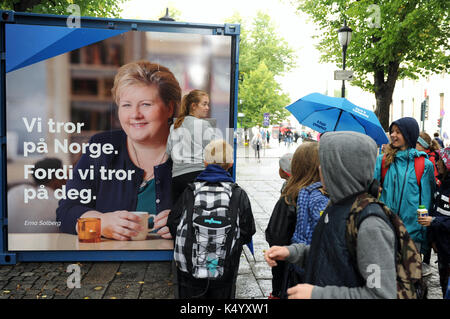 Oslo, Norvège. Août 29, 2017. Les enfants en face d'une affiche électorale du parti conservateur pour le premier ministre norvégien, Erna Solberg à Oslo, Norvège, le 29 août 2017. tête norvégiens aux urnes pour élire un nouveau gouvernement le 11 septembre 2017. photo : Sigrid harms/dpa/Alamy live news Banque D'Images