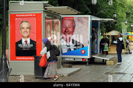 Oslo, Norvège. Août 29, 2017. Des affiches électorales pour le parti travailliste social-démocrate (l) et le parti du progrès de la droite populiste à Oslo, Norvège, le 29 août 2017. tête norvégiens aux urnes pour élire un nouveau gouvernement le 11 septembre 2017. photo : Sigrid harms/dpa/Alamy live news Banque D'Images