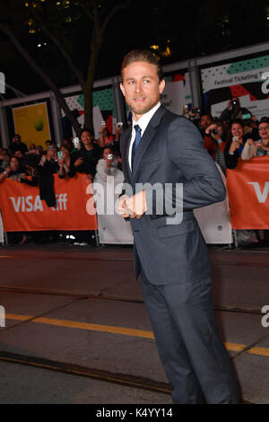 Toronto, Ontario, Canada. Sep 7, 2017. CHARLIE HUNNAM assiste à la première de 'Papillon' au cours de la 2017 Toronto International Film Festival à Princess of Wales Theatre Le 7 septembre 2017 à Toronto, Canada Crédit : Igor/Vidyashev ZUMA Wire/Alamy Live News Banque D'Images