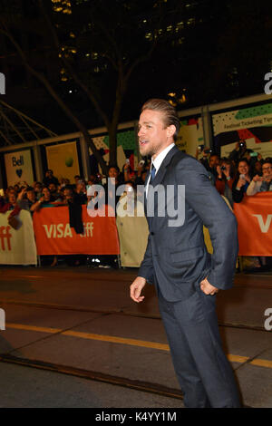 Toronto, Ontario, Canada. Sep 7, 2017. CHARLIE HUNNAM assiste à la première de 'Papillon' au cours de la 2017 Toronto International Film Festival à Princess of Wales Theatre Le 7 septembre 2017 à Toronto, Canada Crédit : Igor/Vidyashev ZUMA Wire/Alamy Live News Banque D'Images